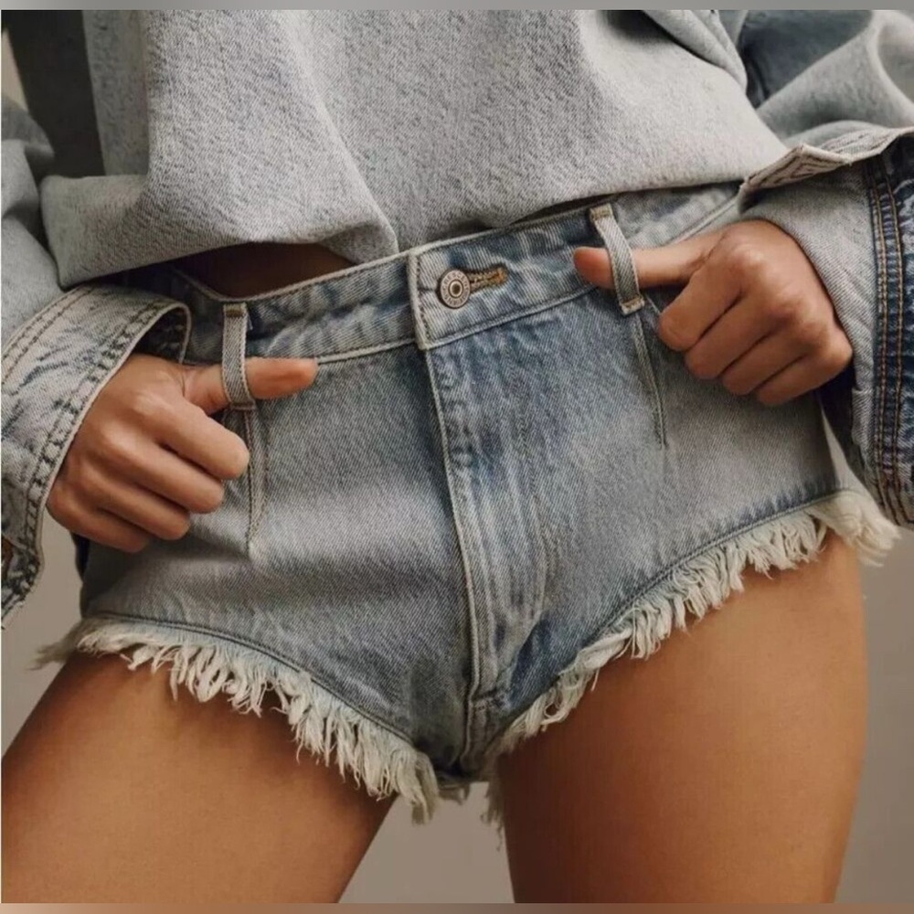 Anthropologie I NWT Pilcro Pitched
Micro Denim Shorts Size 28